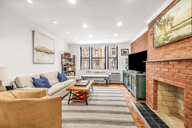 Primary Photo - 250 W 15th St