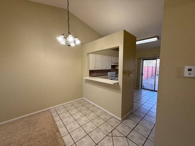Building Photo - 2 Bedroom, 1 Bath Unit Available Now!