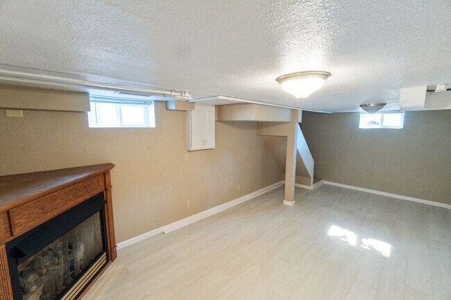 Building Photo - 2527 W Walton Ave