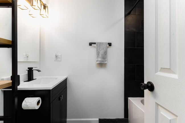 Building Photo - 834 Woodcliff Dr