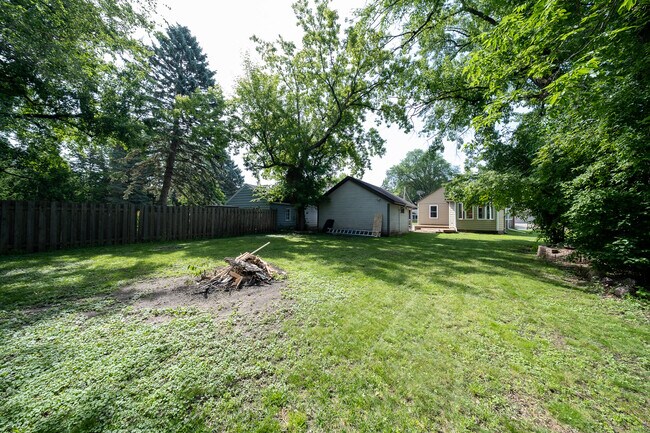 Building Photo - 2116 W 105th St