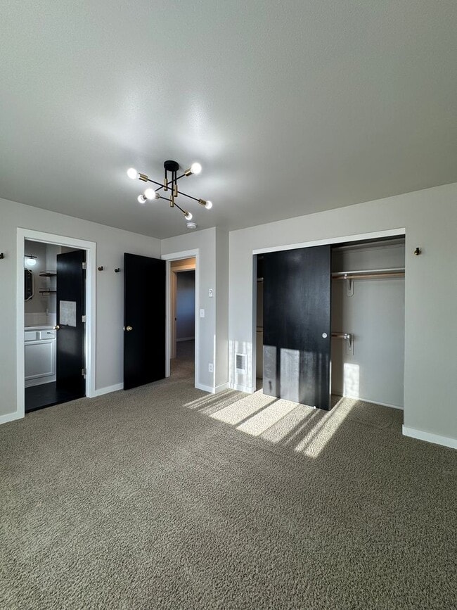 Building Photo - Newly Renovated & Ready to Impress!