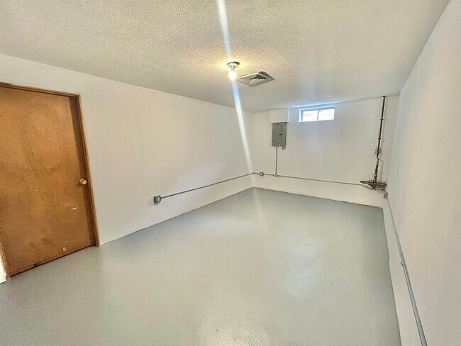Building Photo - 4b Pine Grove Ave