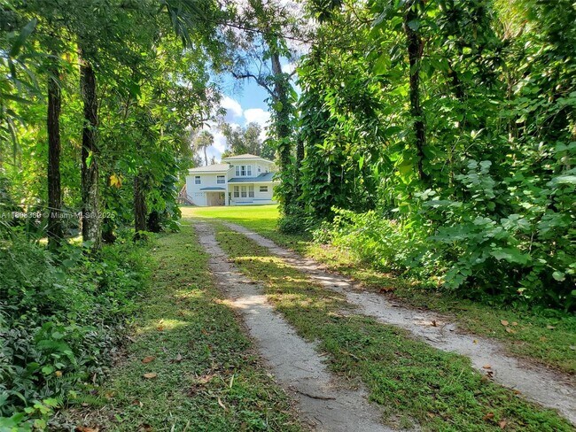 Building Photo - 671 Live Oak Ln