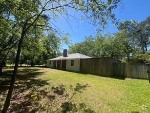 Building Photo - Freshly paint! No Carpet! Barn/Garage! Fir...