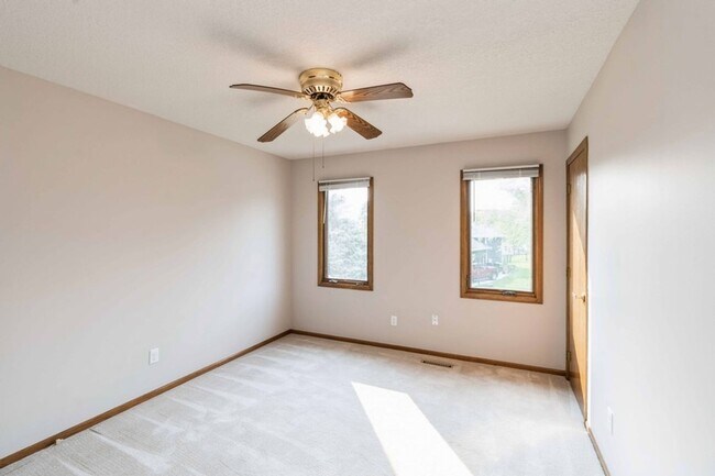 Building Photo - PRIVATE BACKYARD!! 4 Bedroom, 2.5 Bath Home in Urbandale