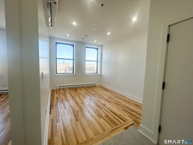 Building Photo - 207 Bank St