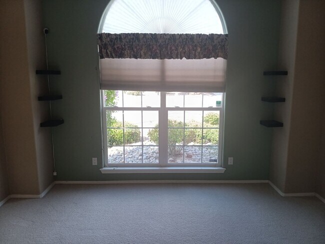Building Photo - 5 bedrooms, 3 Bath House! Located On NE Si...