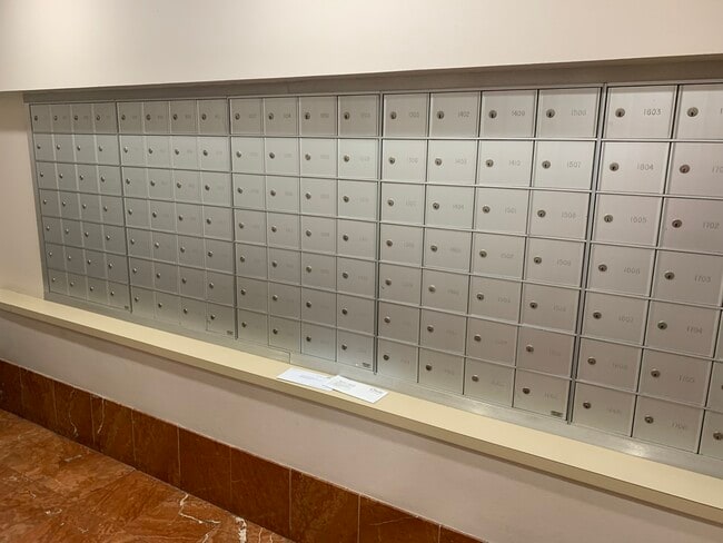 Building Photo - 1212 N La Salle Dr