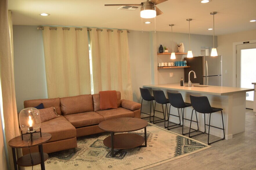 Building Photo - 934 E Amelia Ave