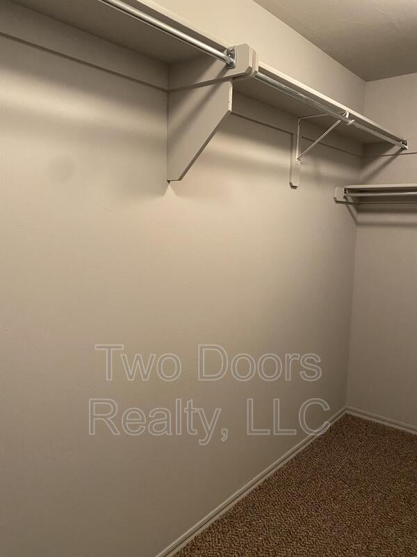 Building Photo - 10240 Hidden Village Dr