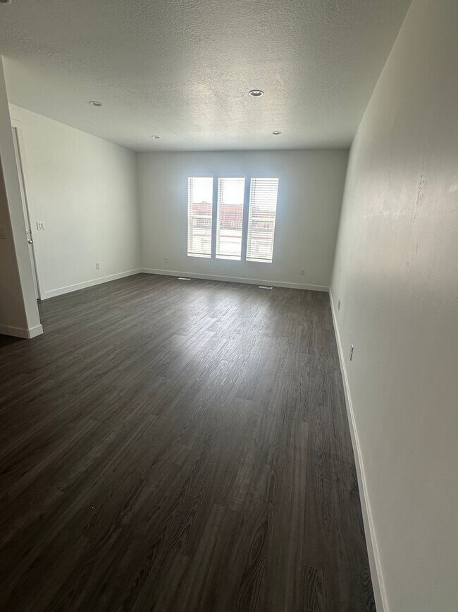 Building Photo - GET $1000 OFF THE FIRST MONTHS RENT!!!