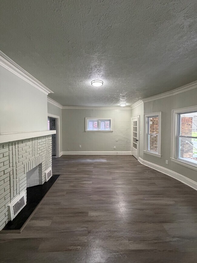 Building Photo - 929 Thornhill Dr