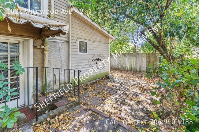 Building Photo - Charming 1 Bedroom, 1 Bath Duplex in Lakeb...