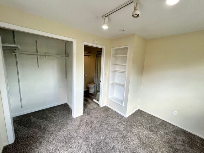 Building Photo - 1707 College Pl