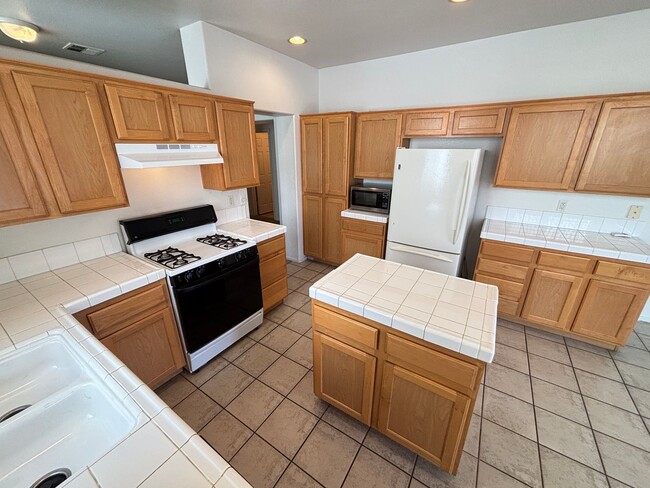 Building Photo - Beautiful 3Bed/2Bath Single Story Home loc...