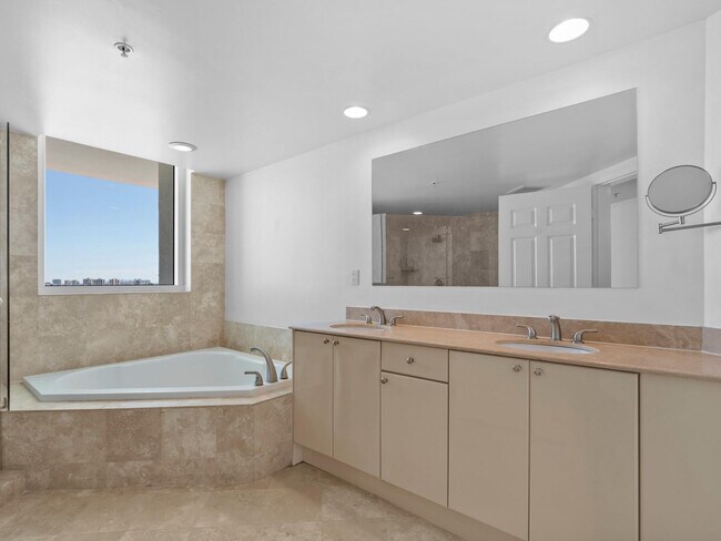 Building Photo - 1745 E Hallandale Beach Blvd