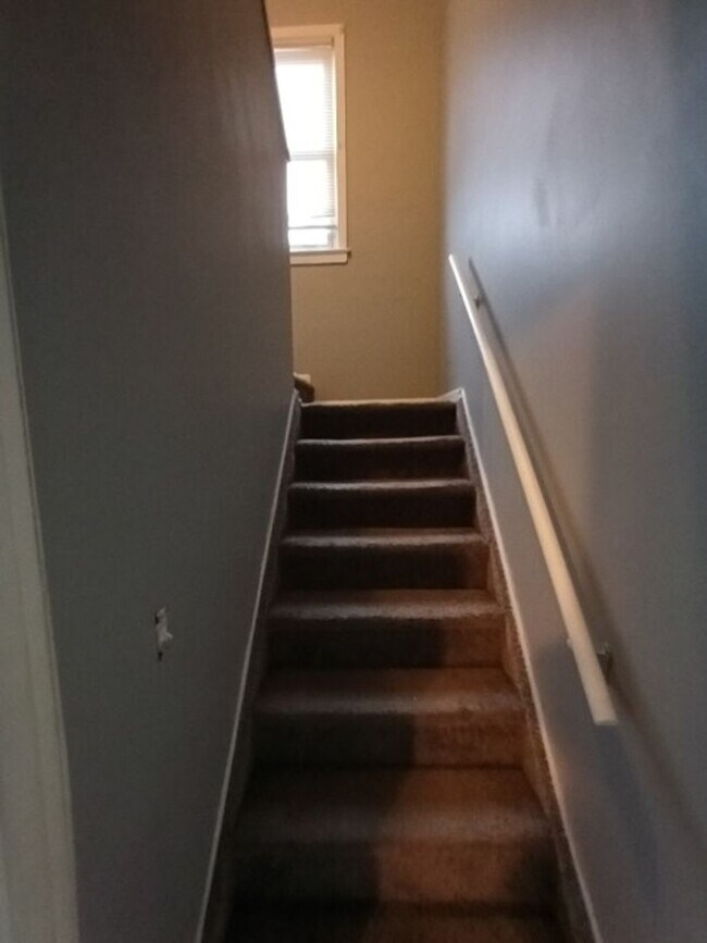 Building Photo - 3 bed/1 bath bungalow - Now Available!