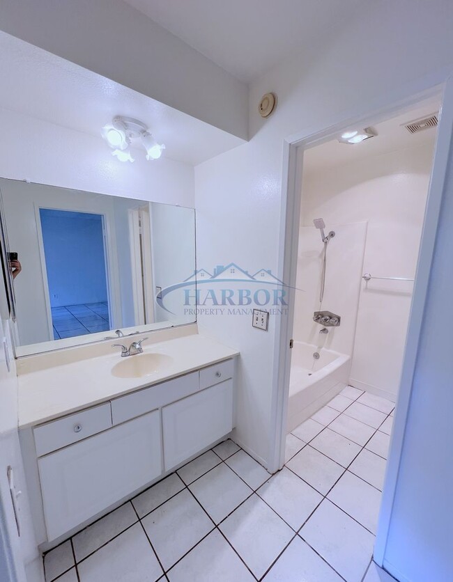 Building Photo - Stylish Condo with Pool, Fitness Center & ...