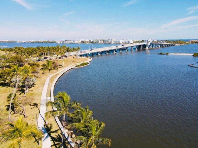 walk to beach, park and downtown - 115 S Golfview Rd