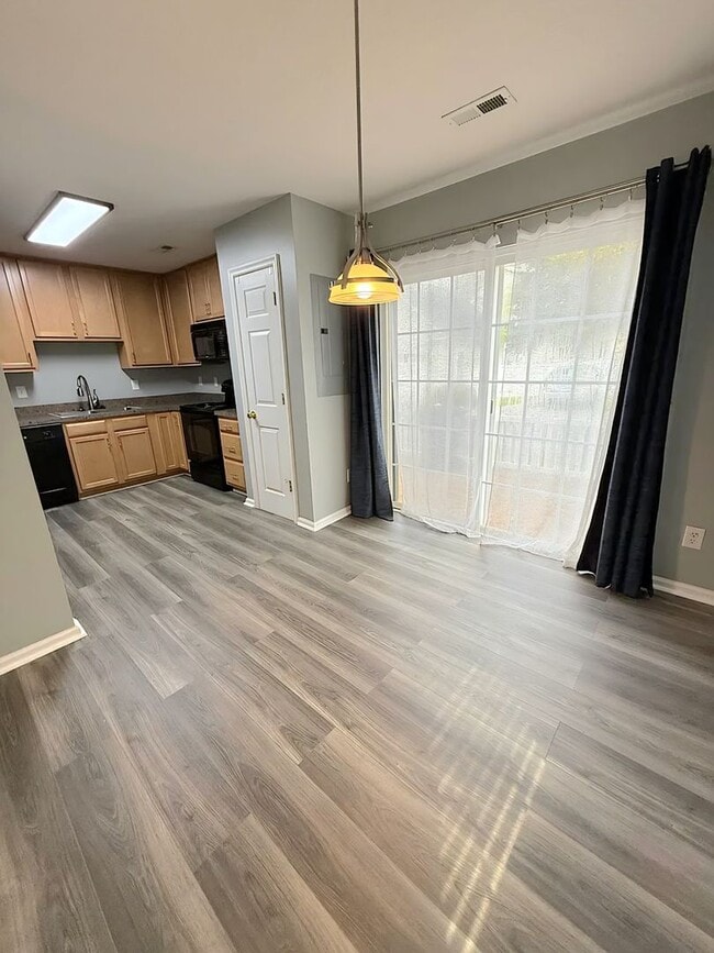 Building Photo - Beautiful End-Unit Townhouse in New Town –...