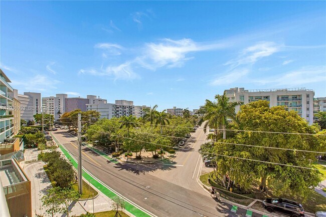 Building Photo - 9221 E Bay Harbor Dr
