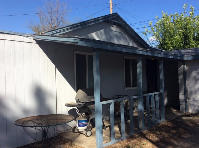 Building Photo - 4006 Mennes Ave