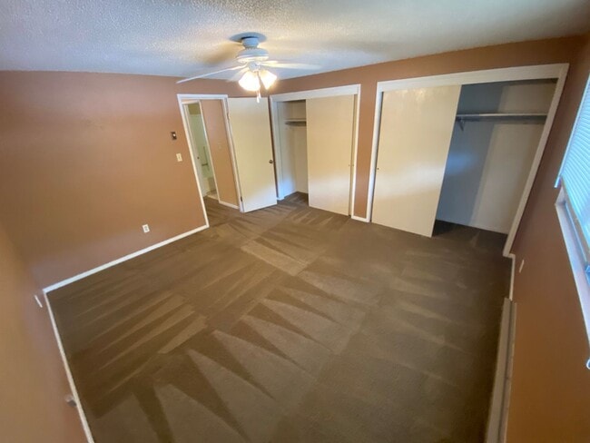Building Photo - Two Bedroom Town Home on Florida Rd.