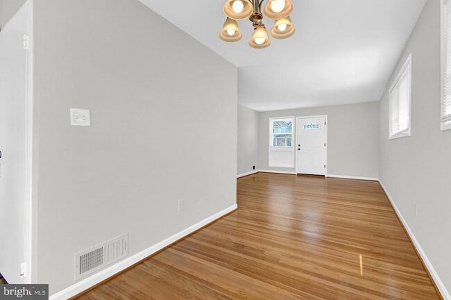 Building Photo - 10012 Sinnott Dr