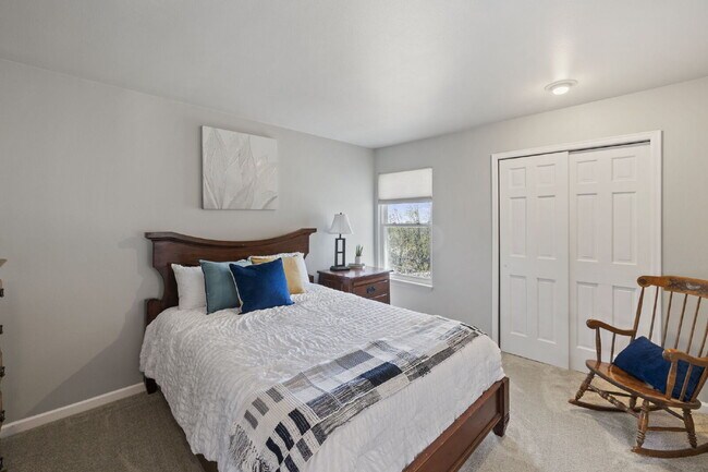 Building Photo - Spacious 6-Bedroom Broadmoor Rental with M...