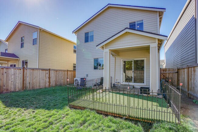 Building Photo - NEWER THREE BEDROOM IN ORCHARDS