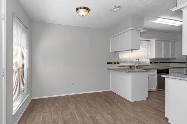 Building Photo - 2710 Green Fields Dr