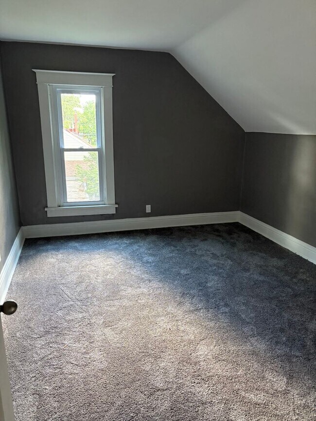 Building Photo - Recently remodeled 2 BR house