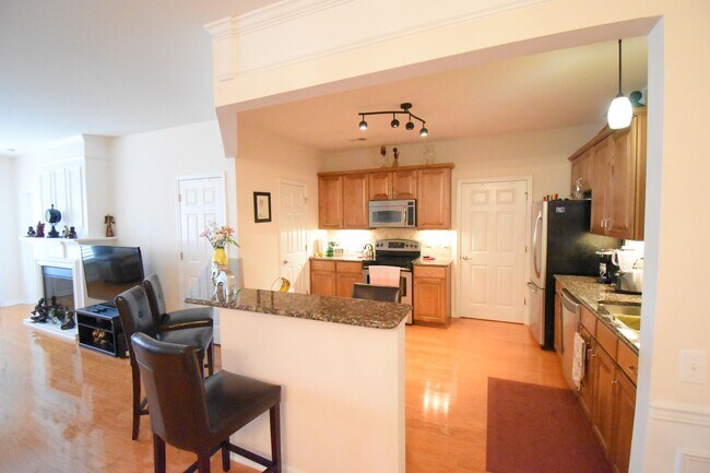 Building Photo - Beautiful 3BR 2BA Condo • Granite Kitchen • Balcony & Pool • Furnished 4th-Floor End Unit Condo i...