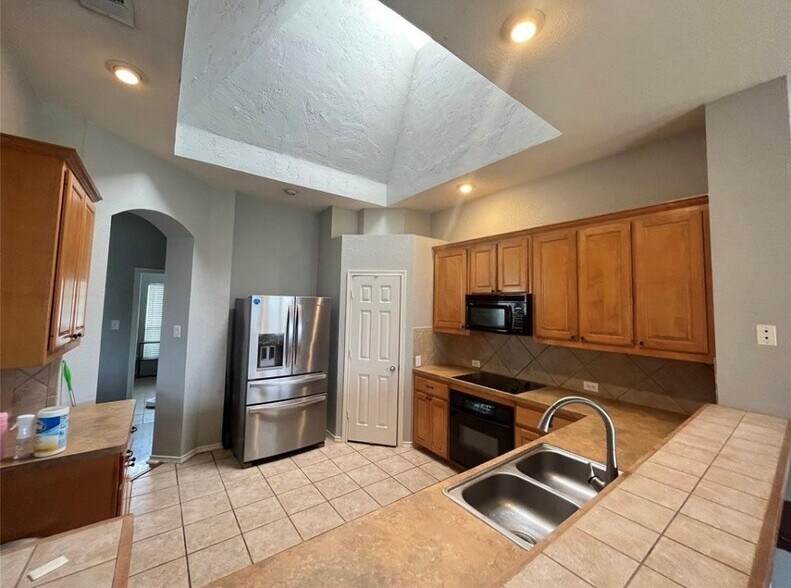 Building Photo - 5524 Glenview Ln