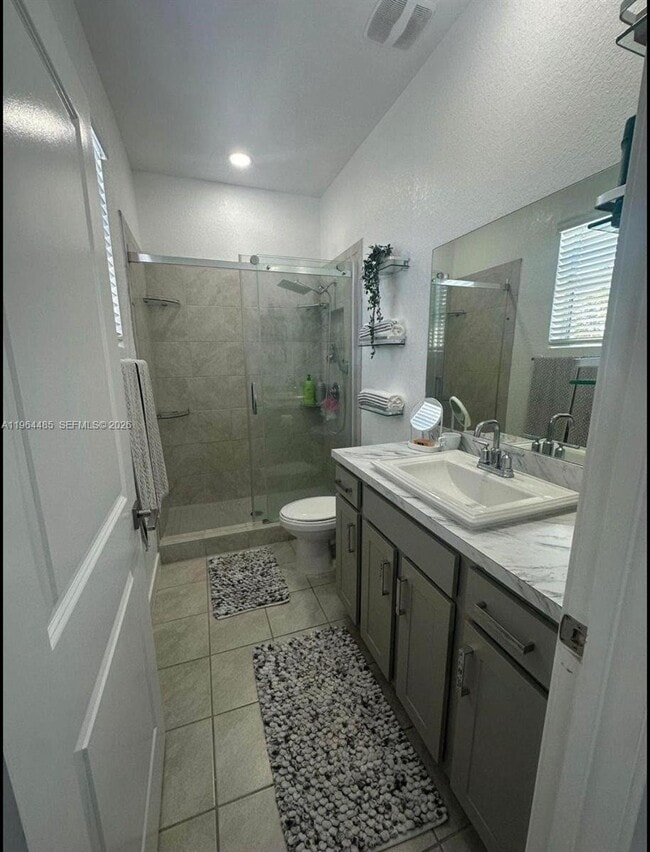 Building Photo - 557 NE 5th Pl