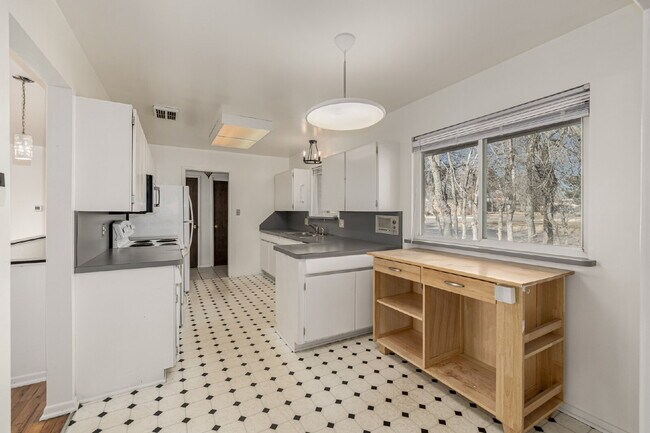 Building Photo - Great 3 Bed 3 Bath Hilltop Home for rent.