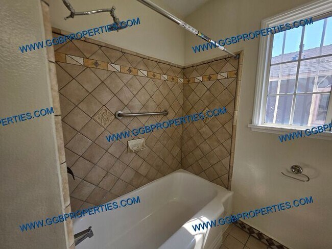 Building Photo - Gorgeous Turnkey 4 BD / 2.5 BA Home in Hawthorne
