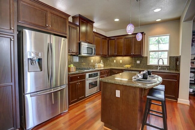 Building Photo - 1722 Hillebrant Pl