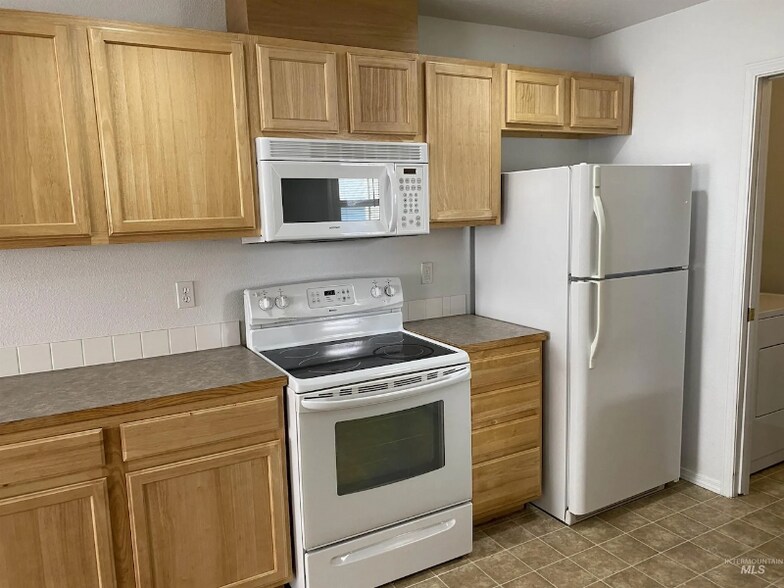 Building Photo - 116-118 NE Lotus Ct