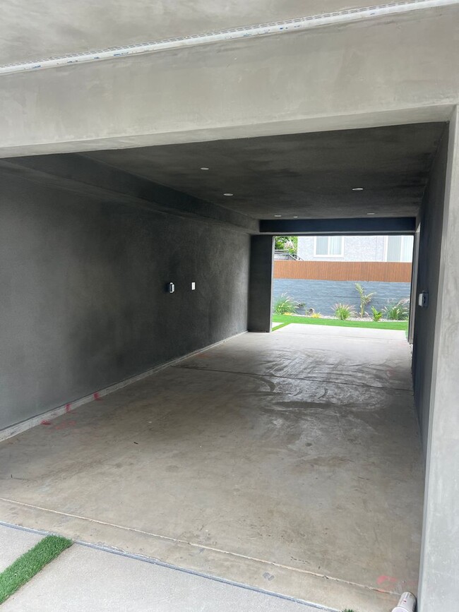 Building Photo - 6406 Riverton Ave