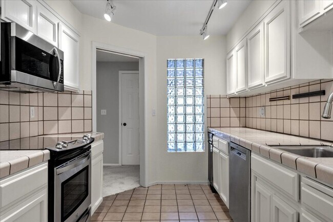 Building Photo - Beautiful 3 bed 2 bath condo near Downtown...