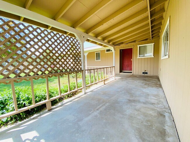 Building Photo - Country Home on a Private Road.