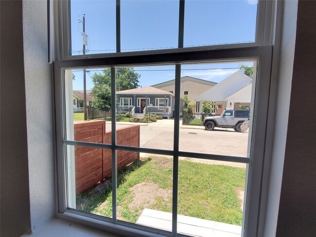 Building Photo - 914 E 32nd St