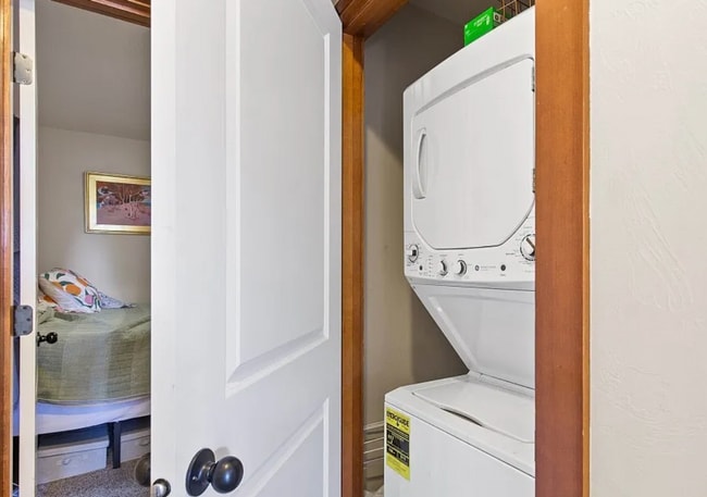 Building Photo - Bright & stylish end-unit 2 Bedroom 1.5 Ba...