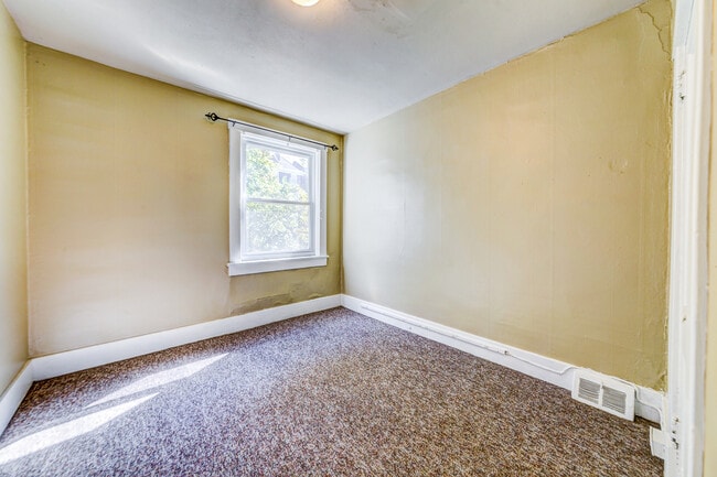 Building Photo - AVAILABLE JUNE 2026 - Traditional 2 Bedroom Home in Mt Washington!