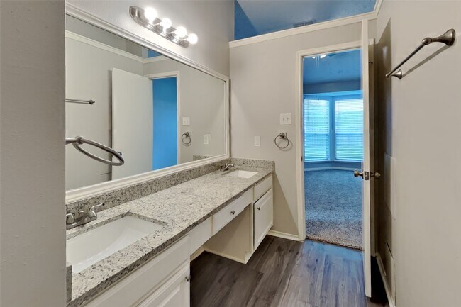 Building Photo - 2010 Creekshire Dr