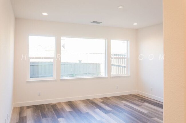 Building Photo - Ellis Neighborhood  | Spacious Single-Stor...