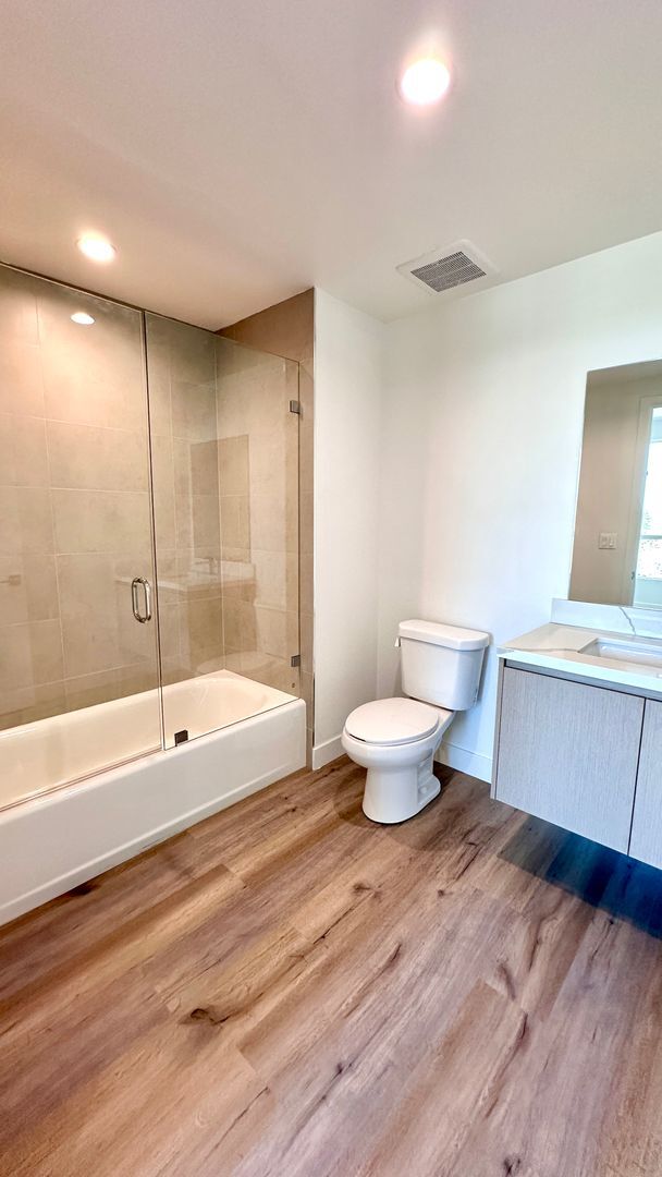 Building Photo - Top Floor 2-Bedroom with Quartz Counters &...