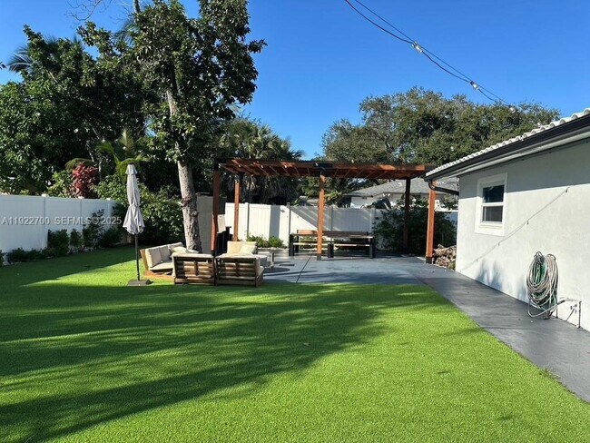 Building Photo - 4681 SW 26th Terrace